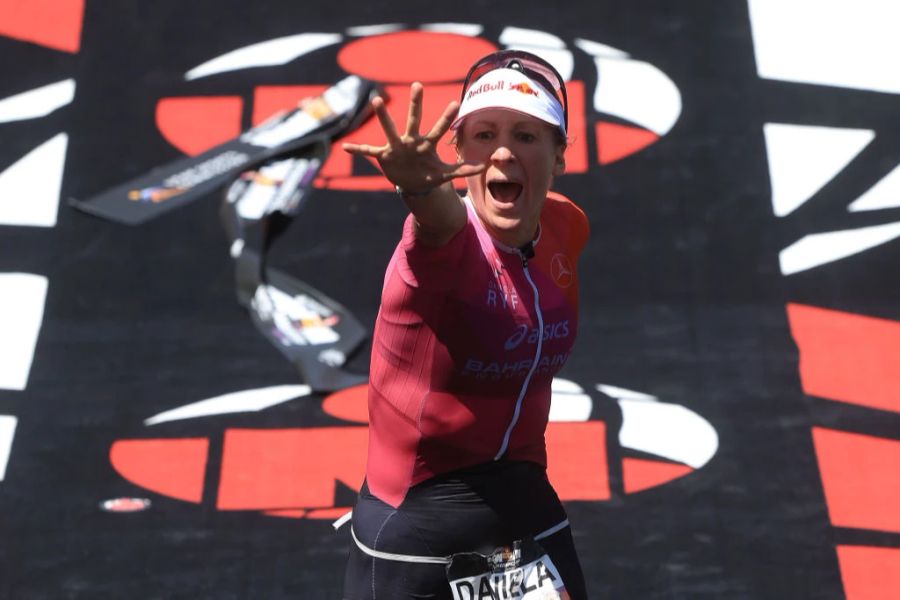 Mit fünf Fingern feiert Daniela Ryf ihren fünften Weltmeistertitel beim Ironman.