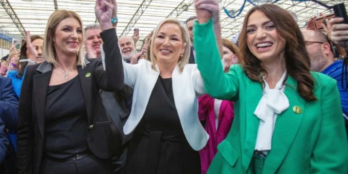 Michelle O'Neill (m.) feiert mit Parteikollegen Sinn Féin