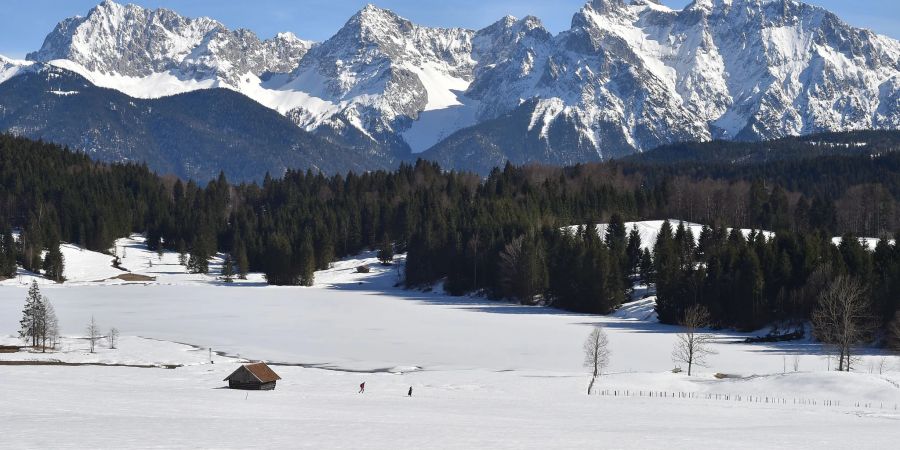 Das schneebedeckte Karwendel-Gebirge. Dort ist ein junger Wanderer verunglückt.