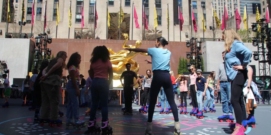 Die weltberühmte Schlittschuhbahn am Rockefeller Center in New York ist erstmals seit rund 80 Jahren für die wärmere Jahreszeit zur Rollschuhbahn umgebaut worden.