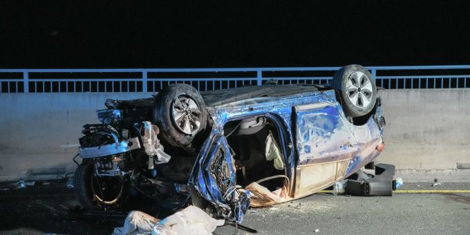 Der Fahrer und seine Beifahrerin starben noch an der Unfallstelle Der Fahrer und seine Beifahrerin starben noch an der Unfallstelle