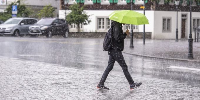 Diese Woche sollte ein Regenschirm immer in der Tasche sein. Wetter