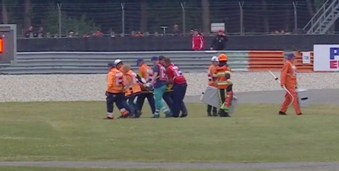 Miquel Pons wird nach seinem Sturz medizinisch versorgt. Der Fahrer befindet sich bei Bewusstsein. Miquel Pons