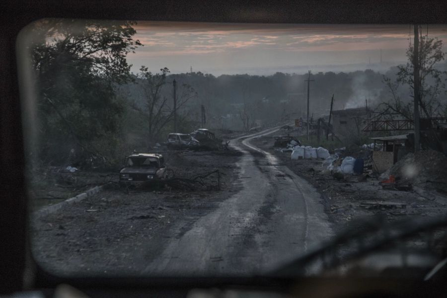 Während schwerer Kämpfe an der Front in Sewerodonezk, Region Luhansk, Ukraine, am Mittwoch, 8. Juni 2022, liegen die ausgebrannten Überreste von Autos entlang einer Straße.