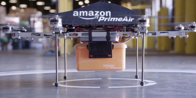 Amazon will in den USA die Lieferung per Drohne testen. Die Idee geistert im Konzern schon eine Weile rum: Auf dem Bild eine Lieferdrohne aus dem Jahr 2013. (Archivbild) Amazon will in den USA die Lieferung per Drohne testen. Die Idee geistert im Konzern schon eine Weile rum: Auf dem Bild eine Lieferdrohne aus dem Jahr 2013. (Archivbild)