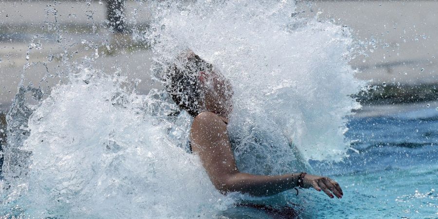Erfrischung im kühlen Nass suchen - ab Mittwoch empfiehlt sich das fast überall in Deutschland.