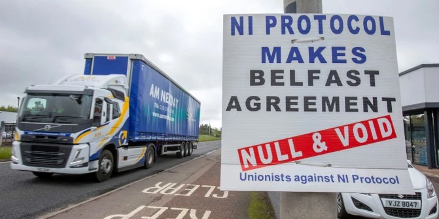 Une pancarte opposée au statut post-Brexit de l'Irlande du Nord, près du port de Larne au nord de Belfast le 17 mai 2022