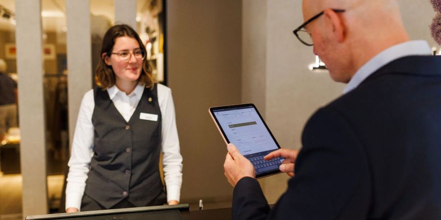 Einchecken via Tablet: Das Thema Digitalisierung beschäftigt die Hotelbranche.