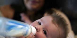 Mit Säuglingsnahrung - Nestlé will nahe an Muttermilch kommen Mit Säuglingsnahrung - Nestlé will nahe an Muttermilch kommen