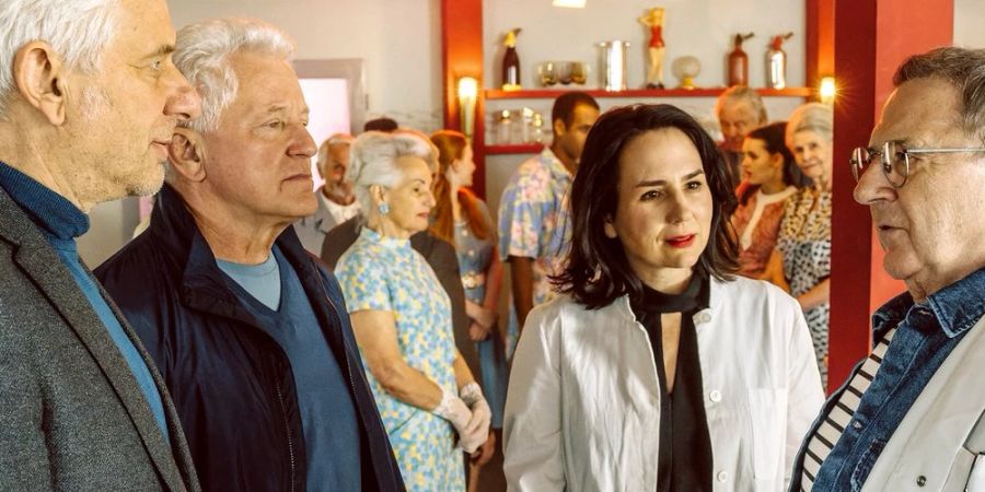 Franz Leitmayr (Udo Wachtveitl, l.) und Ivo Batic (Miroslav Nemec, 2.v.l.) arbeiten im «Tatort: Flash» mit Dr. Laura Lechner (Anna Grisebach) und Prof. Ralph Vonderheiden (André Jung) zusammen.