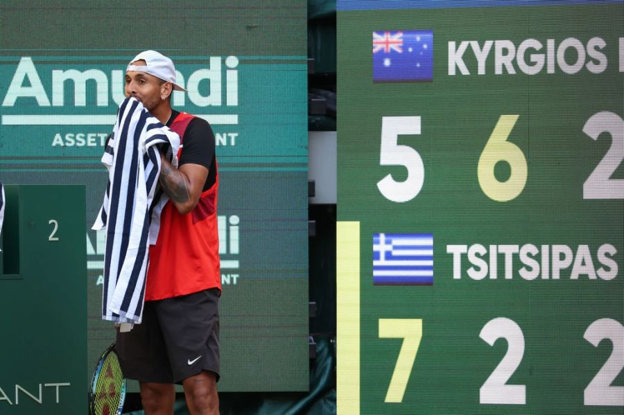 Weil er während dem Aufschlags-Spiel von Tsitsipas zu Handtuch läuft, kassiert er eine Time Violation.