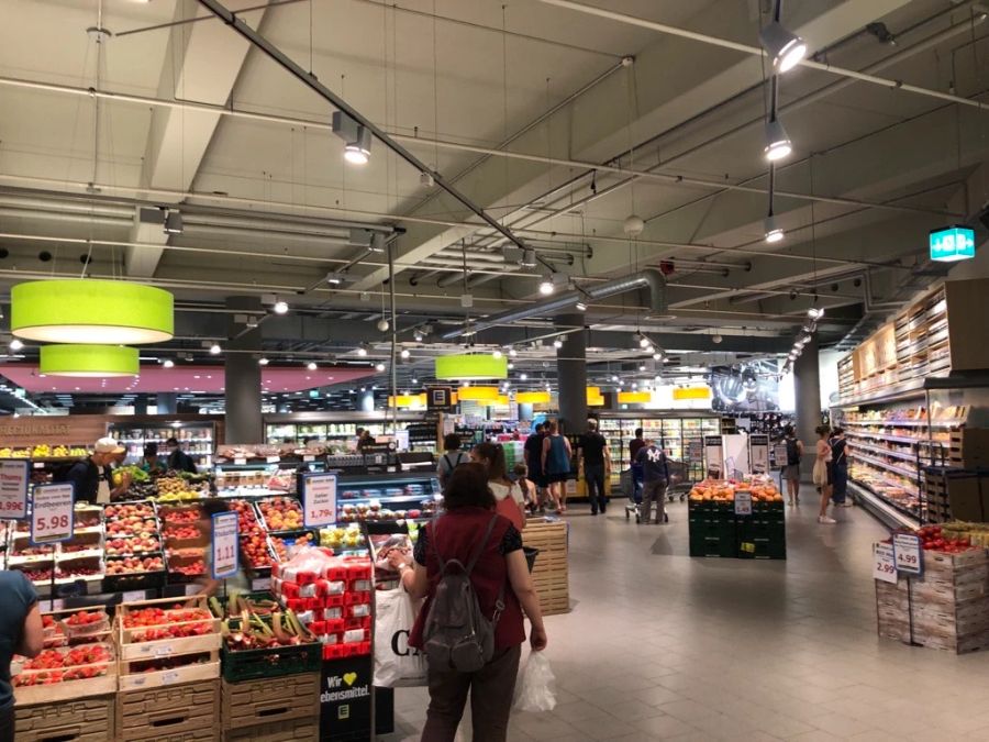 Immer weniger Schweizerinnen und Schweizer kommen zum Shoppen in die Stadt.