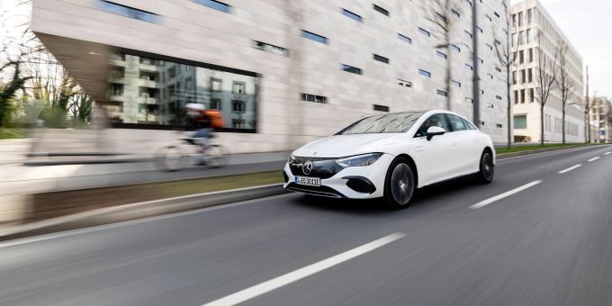 Auffallend wendig und bei schnellen Spurwechseln überaus stabil: Der Mercedes EQE hat einige fahrerfreundliche Qualitäten. Auffallend wendig und bei schnellen Spurwechseln überaus stabil: Der Mercedes EQE hat einige fahrerfreundliche Qualitäten.