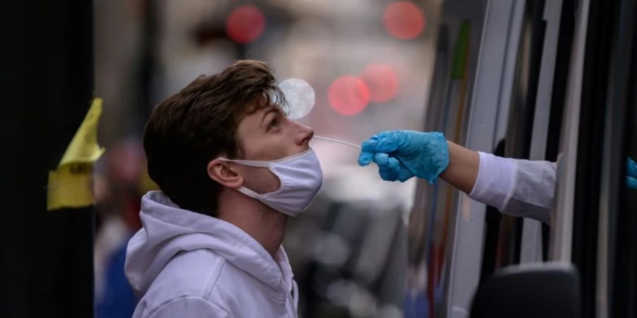 Ein Mann wird in New York aufs Coronavirus getestet. Falls dieser positiv ausfällt, sollte er sich ausruhen – sonst könnte er an Long Covid leiden. (Symbolbild)