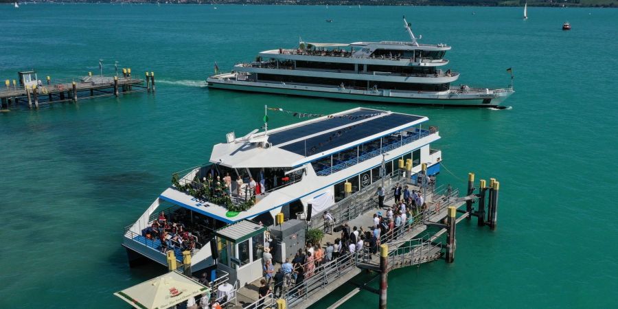 Der elektrobetriebene Katamaran liegt am Landesteg vor der Insel Mainau im Bodensee. Die Region will in Zukunft Vorreiter in Sachen klimaneutrale Schifffahrt sein.