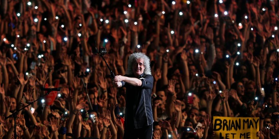 Dr. Brian May macht ein Selfie beim Musikfestival «Rock in Rio Lisboa».