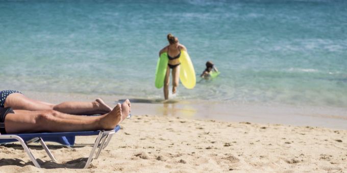 Badetouristen am Strand von Agios Prokopios, auf der grössten der kykladischen Inseln, Naxos, in Griechenland. (Symbolbild) Naxos Greichenland