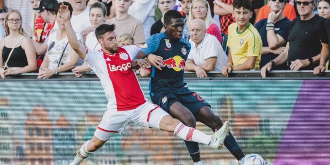 Nico Tagliafico (Ajax Amsterdam) und Lucas Gourna Douath (FC Red Bull Salzburg) am 19. Juli 2022, während des Fussball-Testspiels in Saalfelden. FC Red Bull Salzburg