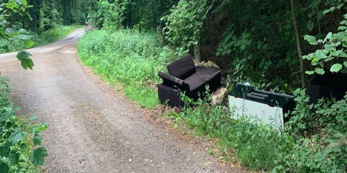 Sperrgut illegal im Wald entsorgt.