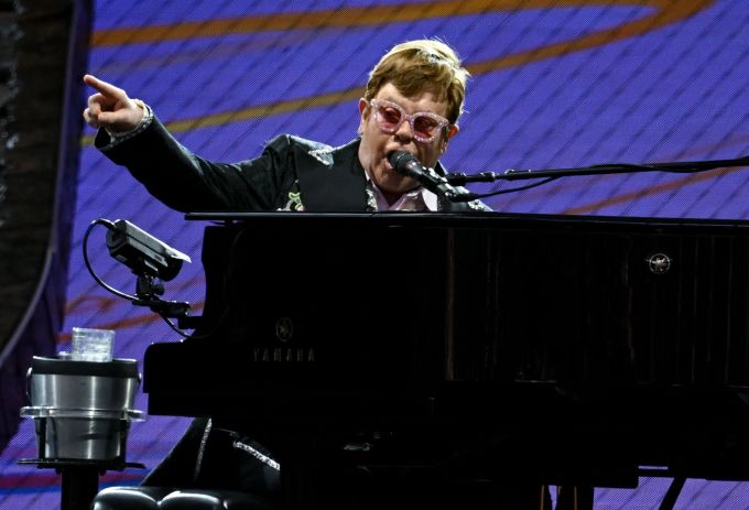 Elton John tritt während seiner «Farewell Yellow Brick Road»-Abschiedstour im Deutsche Bank Park in Frankfurt auf. (Arne Dedert/dpa) Elton John