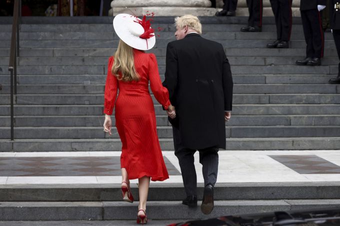 Boris Johnson und seine Frau auf dem Weg zum Dankgottesdienst. (Henry Nicholls, Pool Photo via AP) Britain Platinum Jubilee