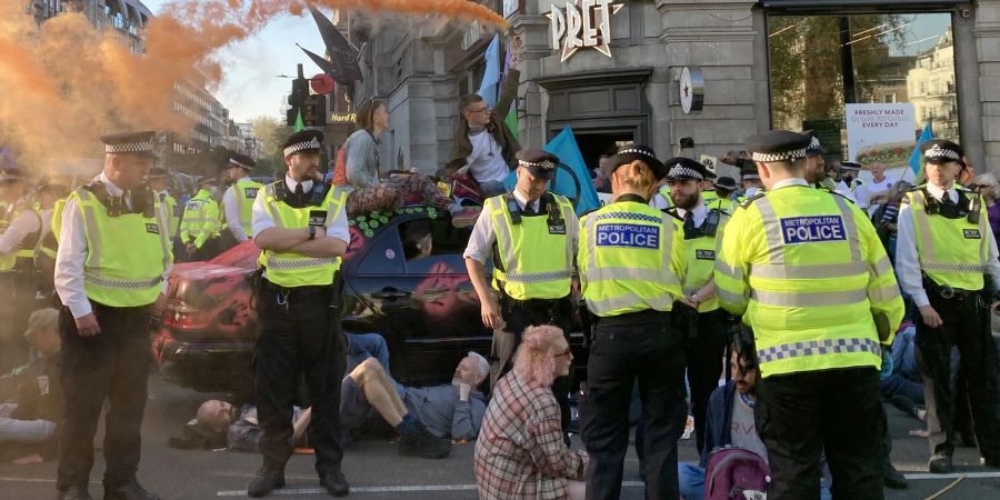 Klimaschutz-Demonstranten blockieren eine Strasse in London.