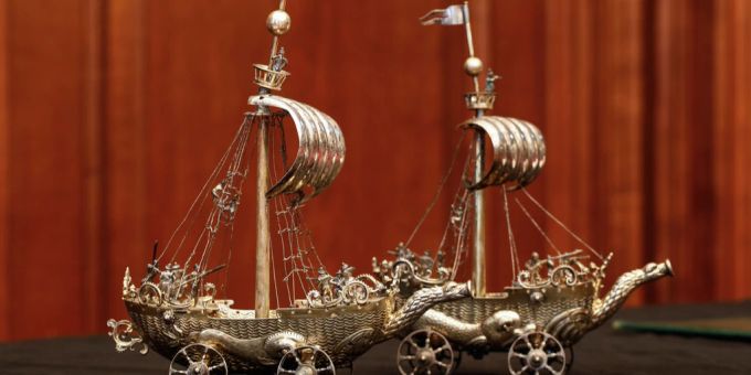 Die beiden fast 400 Jahre alten silberne Pokale in Segelschiff-Form aus dem Bestand des Historischen und Völkerkundemuseum St. Gallen, am Montag, 6. November 2017, anlaesslich einer Medienkonferenz im Historischen und Völkerkundemuseum in St. Gallen zur Restitution der NS-Raubkunst an die Erben der jüdischen Kunstsammlerin Emma Budge Raubkunst