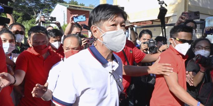 Ferdinand Marcos Jr. (M) wird voraussichtlich der neue Präsident der Philippinen. Ferdinand Marcos Jr. (M) wird voraussichtlich der neue Präsident der Philippinen.