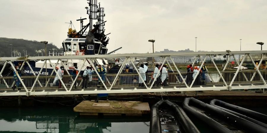 Migranten bei der Ankunft in England