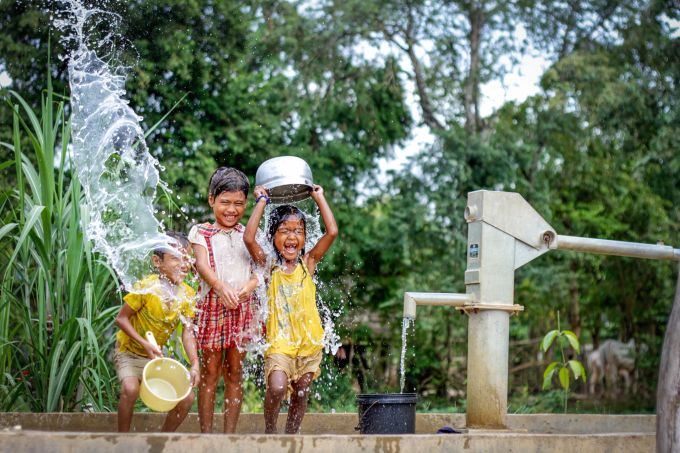 Brunnen liefern sauberes Trinkwasser und ersparen den Kindern mühselige Wanderungen zu unsicheren Quellen wie Seen, Flüssen oder Tümpeln. Kinder am Brunnen