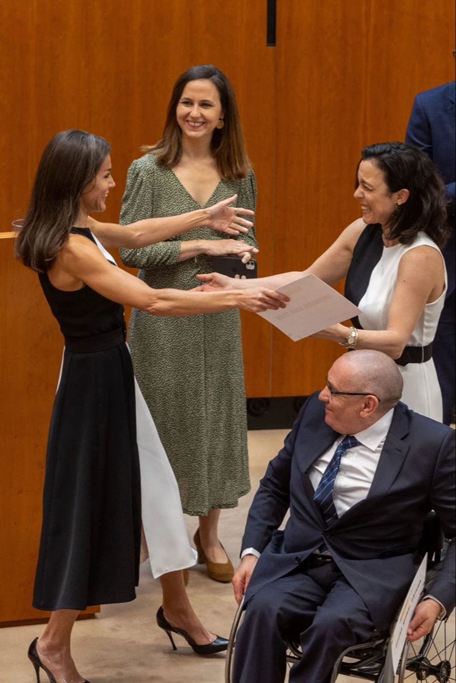 Letizia kann darüber lachen und umarmt ihre Mode-Doppelgängerin.