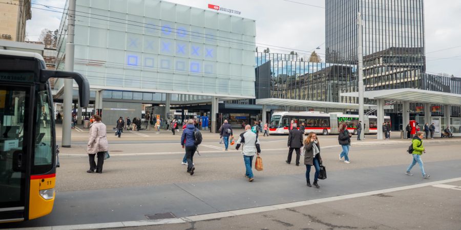 Der belebte Bahnhofplatz in St. Gallen.