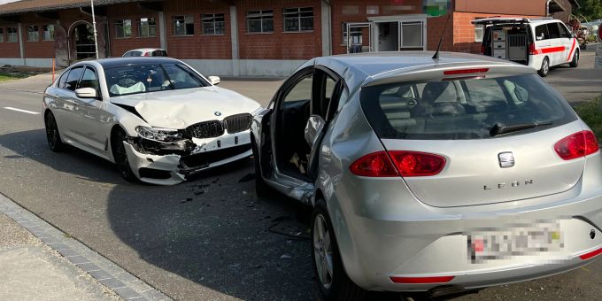 Beim Verkehrsunfall wurden zwei Personen verletzt. Beim Verkehrsunfall wurden zwei Personen verletzt.