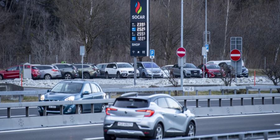 Autofahren in der Schweiz ist seit Ausbruch des Ukraine-Kriegs massiv teurer geworden. (Bild: März 2022)