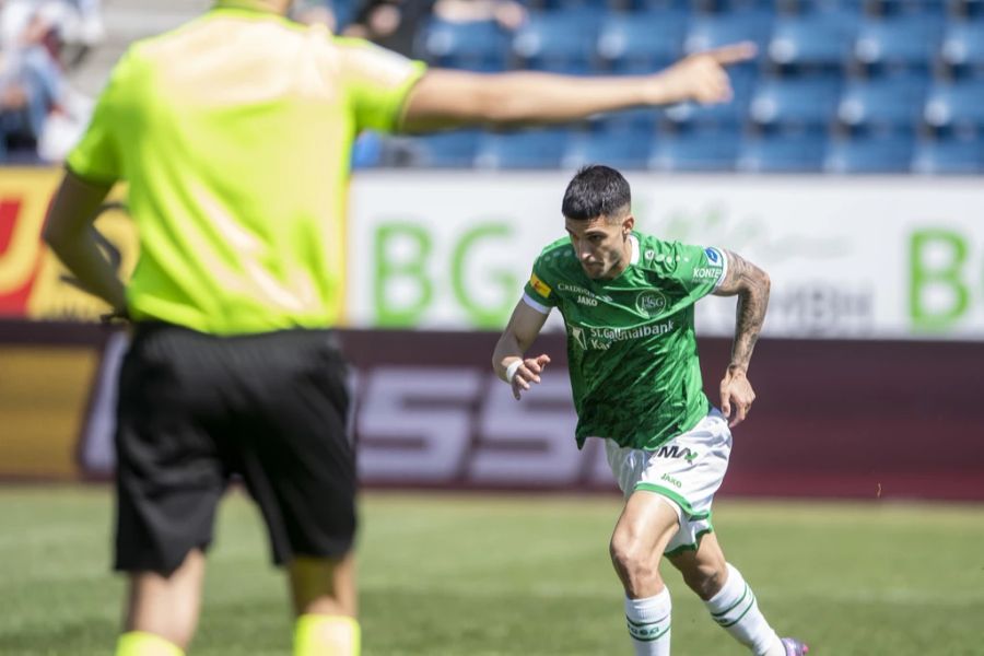 Schiri Sandro Schärer entschied nach VAR-Konsultation auf Penalty für St.Gallen.