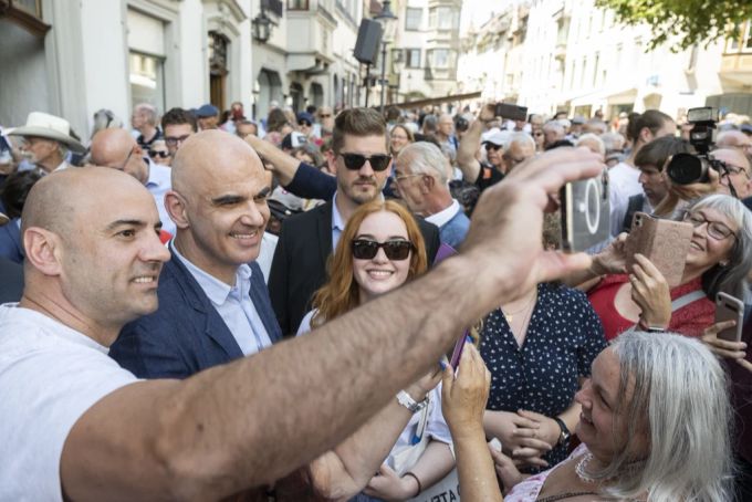 Ein Schaffhauser (links) macht ein Selfie mit seinem Doppelgänger Alain Berset während dem Apéro mit der Bevölkerung anlässlich der Bundesratsreise, in Schaffhausen am 30. Juni 2022. Bundesratsreise Alain Berset Selfie