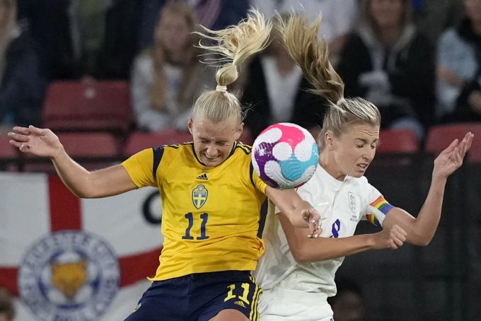 Stina Blackstenius (Schweden) im Zweikampf mit Leah Williamson (England) im Halbfinal der Euro 2022. Euro 2022 England Schweden