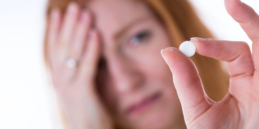 Manchmal sind die Kopfschmerzen so stark, dass eine Schmerztablette sein muss. Schmerzmittel sollten allerdings nicht zur täglichen Gewohnheit werden.