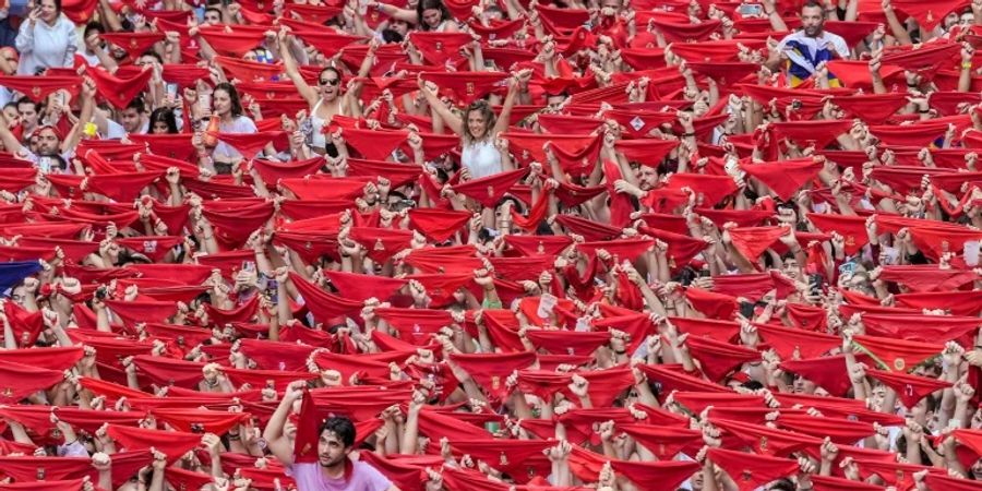 Tausende Menschen feiern in Pamplona ausgelassen