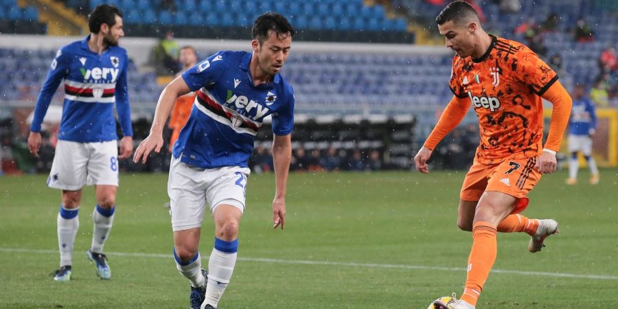 Schalke-Neuzugang Maya Yoshida (l) in Aktion für Japans Nationalmannschaft.