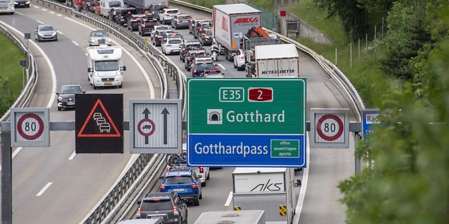 Stau vor dem Gotthardportal dürfte während der Sommerferien zur Regel werden. (Archivbild)