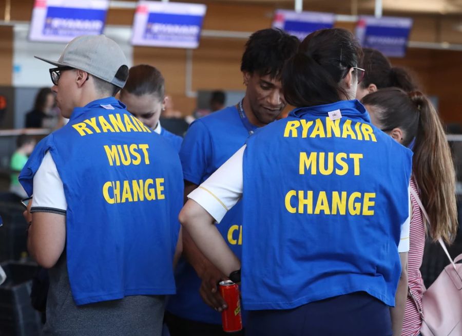 Wegen eines Streiks des Kabinenpersonals von Ryanair wurde ihr Flug mehrmals nach hinten verschoben.