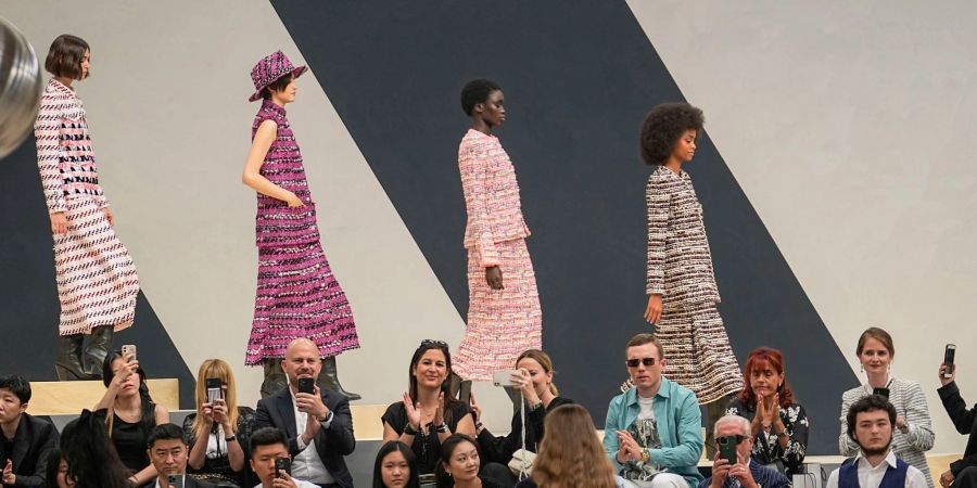 Kreationen von Chanel werden bei den Haute-Couture-Schauen für Herbst/Winter 2022-2023 in einem Reitstall am Bois de Boulogne präsentiert.