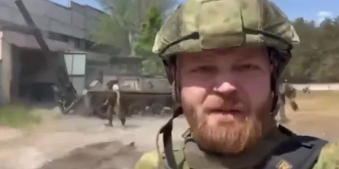 Der russische Reporter Sascha Kots berichtete unter anderem über einen russischen Luftangriff auf Sjewjerodonezk. Ukraine Krieg russischer Reporter