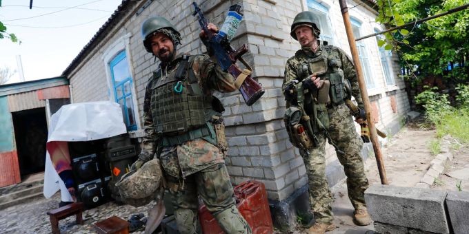 Ukrainische Soldaten einer Aufklärungseinheit kehren zu einem ehemaligen Stützpunkt der ukrainischen Streitkräfte am Rande der Donbass-Region zurück. Ukrainische Soldaten einer Aufklärungseinheit kehren zu einem ehemaligen Stützpunkt der ukrainischen Streitkräfte am Rande der Donbass-Region zurück.