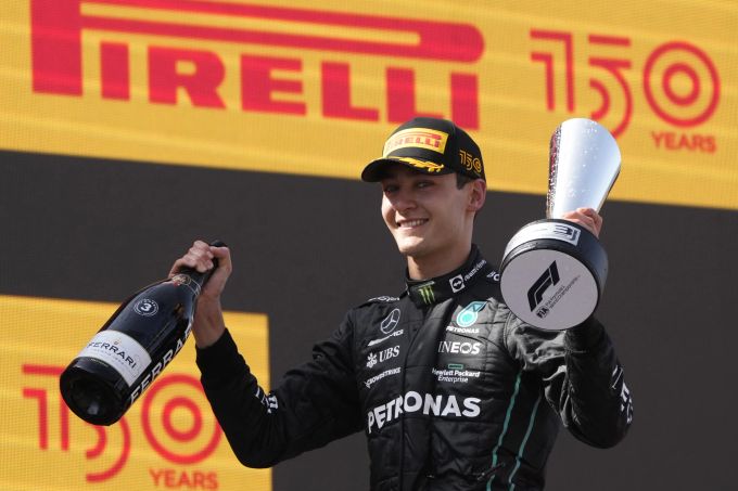 George Russell (Mercedes) feiert auf dem Podest nach dem Spanien-GP der Formel 1. George Russell Mercedes Spanien