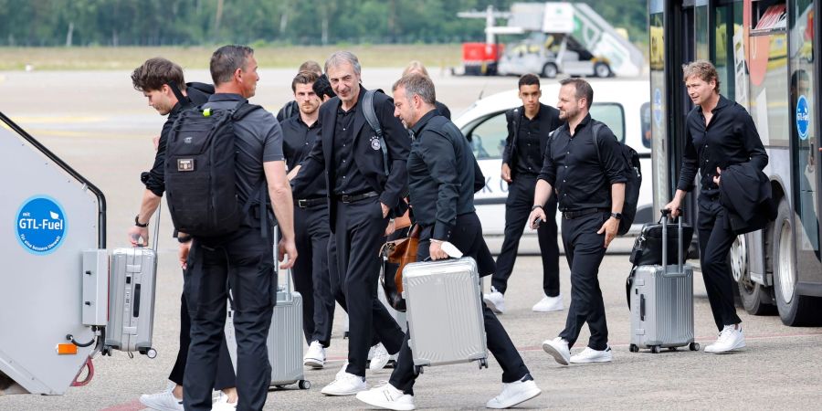 Bundestrainer Hansi Flick (M) startet mit dem DFB-Tross nach Bologna.