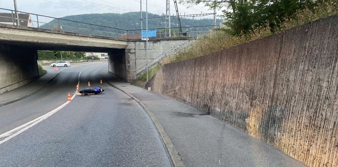 Der Motorradfahrer prallte gegen eine Mauer. Kantonspolizei Aargau
