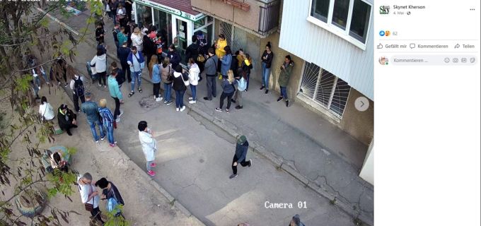 Menschen warten vor der Filiale von Kherson Telecom. internet