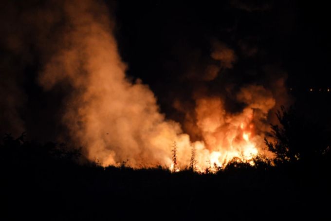 Nach dem Absturz brannte das Frachtflugzeug lichterloh. nordosten griechenlands frachtflugzeug